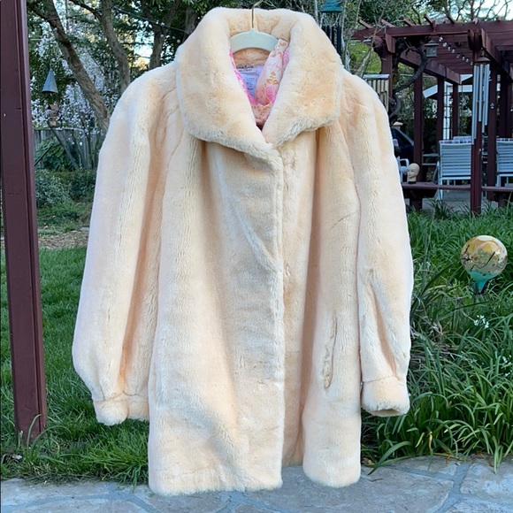 Neiman Marcus Jackets & Blazers - 🌺 Neiman Marcus LUXURIOUS Faux Fur Peach Coat L!